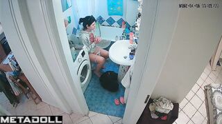 This is the only way she can relax / hidden camera