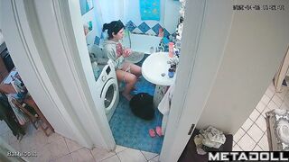 This is the only way she can relax / hidden camera