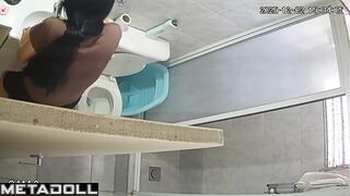 Pregnant lady peeing and people are watching her, hidden cam