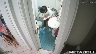 Her peeing is the property of hundreds of strangers