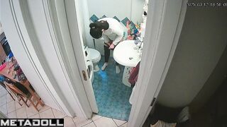 Her peeing is the property of hundreds of strangers