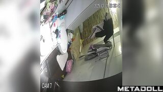 Tattooed blonde does not know that her routine under the gaze of strangers