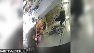 Tattooed blonde does not know that her routine under the gaze of strangers