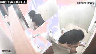 Brunette only watches memes while sitting on the toilet