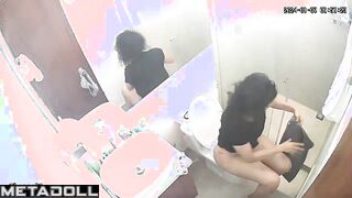 Brunette only watches memes while sitting on the toilet