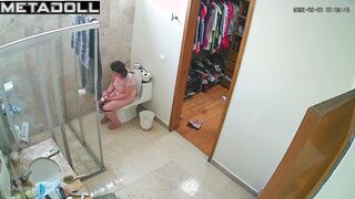 Chatting on the toilet is the greatest pleasure for her
