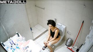 Brunette successfully inserted a tampon into herself