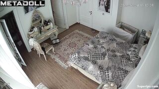 Girl walks around naked without feeling self-conscious around her sister