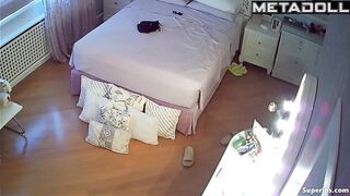 A naked girl is not shy about video chatting with her friend