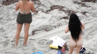  Beach Voyeur