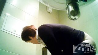  Girls peeing